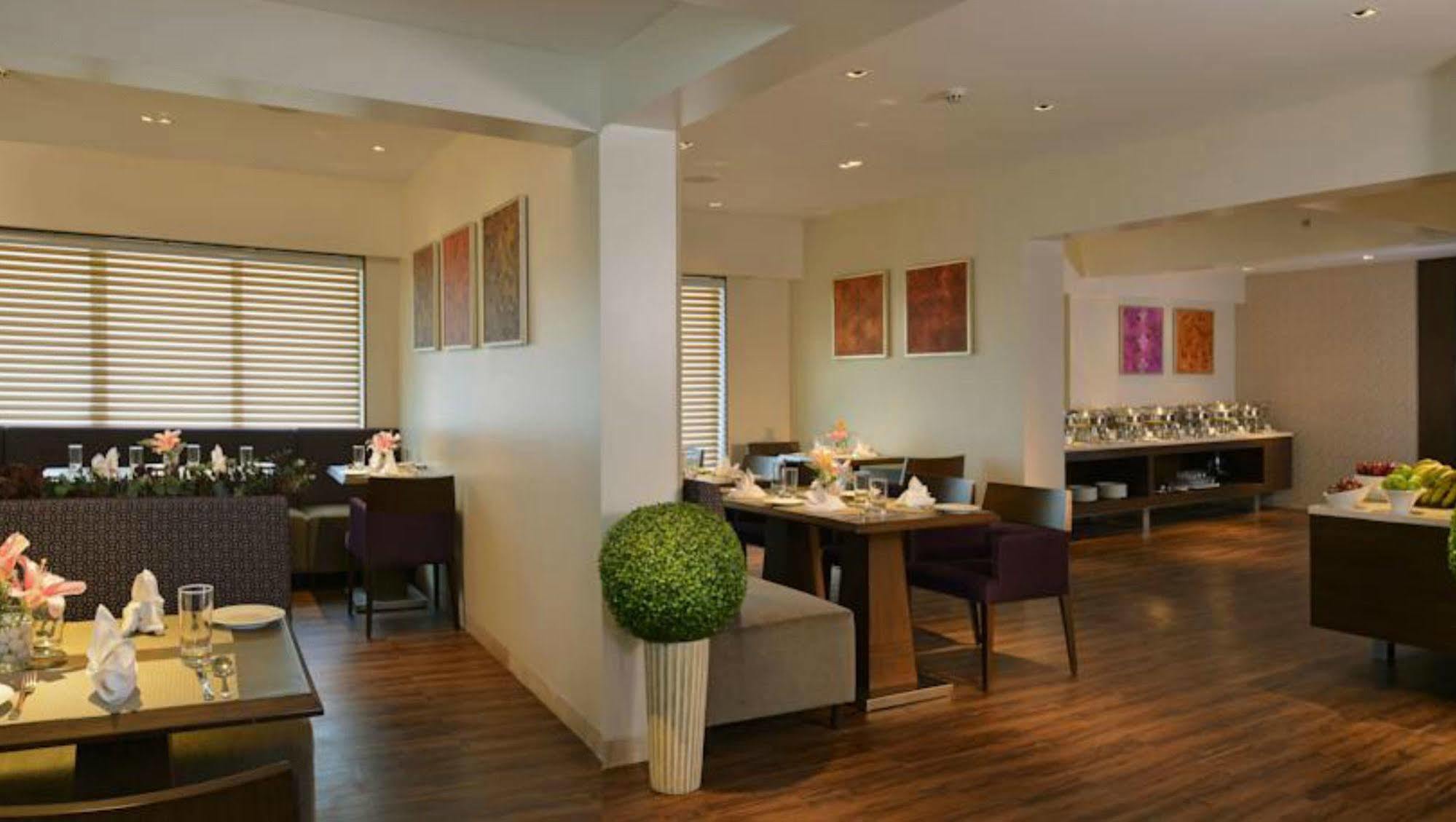 Residency Sarovar Portico Мумбаї Екстер'єр фото